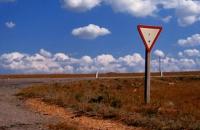 Нужно ли уступать дорогу нарушающему ПДД?