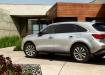Acura MDX на фоне дома
