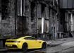 Aston Martin V12 Vantage на фоне города