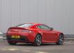 Aston Martin V8 Vantage - вид сзади красной модели
