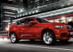 BMW X6 M ярко красный в городской суете
