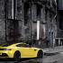 Aston Martin V12 Vantage на фоне города