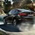 BMW X6 в движении, вид сзади
