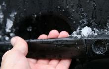 Как открыть замороженную дверь в машине?