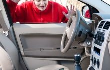 Если ключи остались в машине