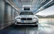 BMW 5 series - вид спереди в движении, официальное фото