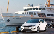 Kia Optima на фоне теплохода