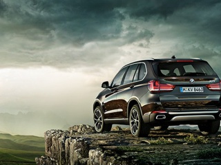 BMW X5 - официальное фото, вид сзади