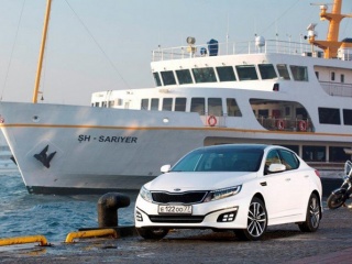 Kia Optima на фоне теплохода