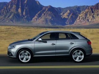 Audi Q3 в движении на фоне пейзажа
