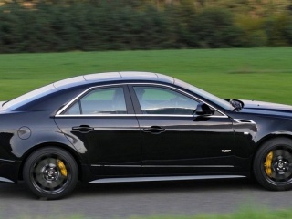 Cadillac CTS V в движении, седан