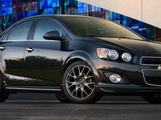 Chevrolet Aveo на городском фоне